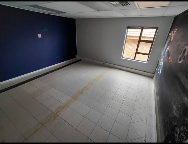 202M² OFFICE TO LET IN FOURWAYS